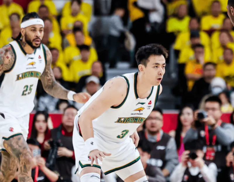 v站-赵继伟上半场5中2，三分3中0得到4分4篮板3助攻