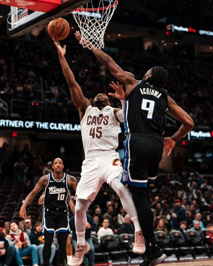 v体育-送国王4连败！米切尔33分5板8助，小莫29+13+7，小萨空砍24+16+6|三分球|夏洛特黄蜂队|克利夫兰骑士队|萨克拉门托国王队|多曼塔斯-萨博尼斯_新浪体育_新浪新闻